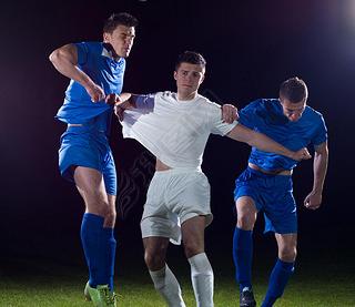 B体育培训-激烈足球对决再展魅力，球场披荆斩棘