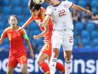 B体育活动-女子足球比赛中，中国队踢出精彩的比赛