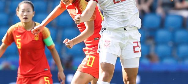 B体育活动-女子足球比赛中，中国队踢出精彩的比赛