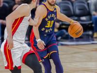 骑士队前锋在比赛中拼尽全力