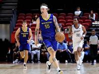 B体育活动-新秀球员在场上展现出色表现