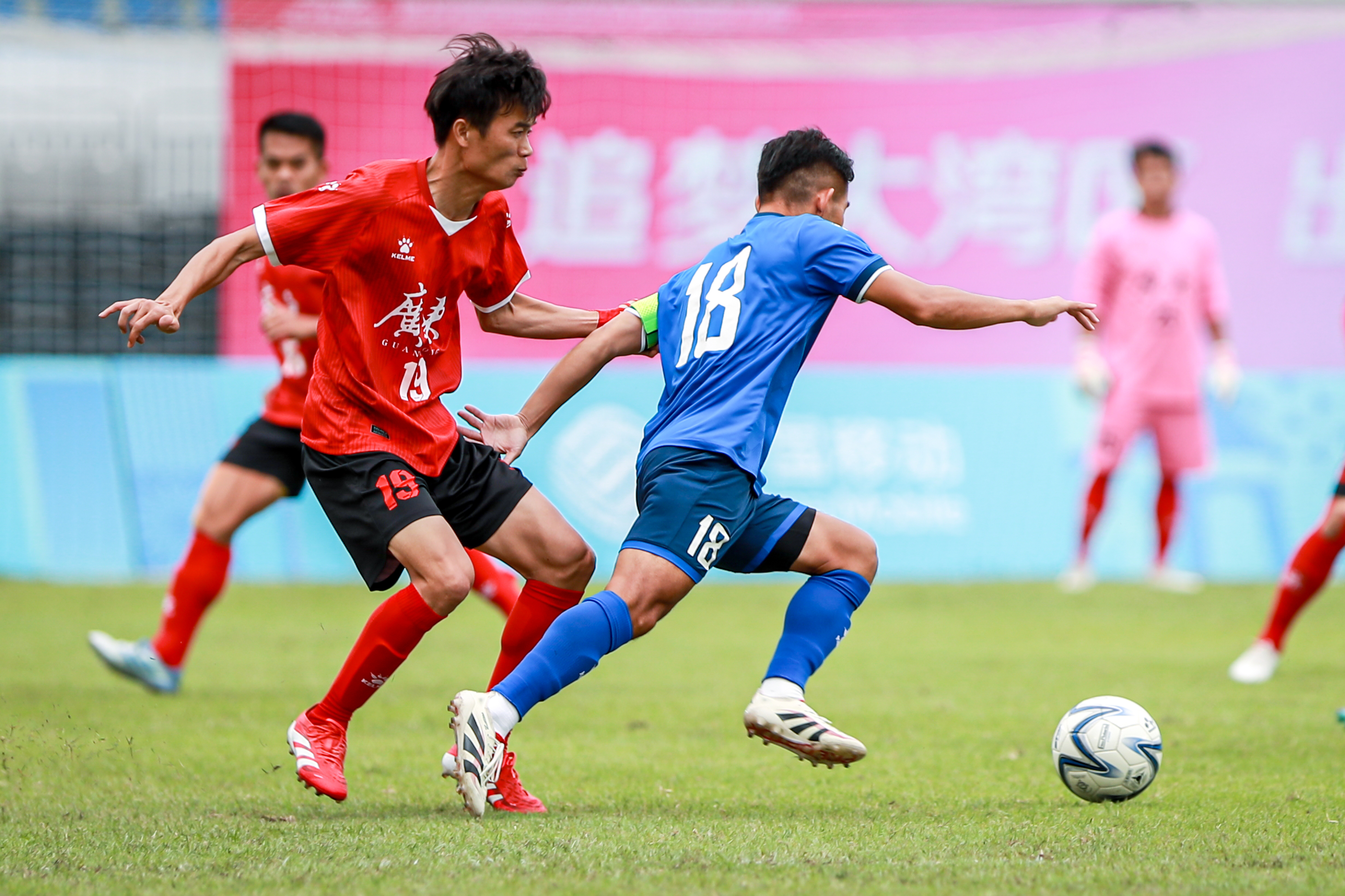 足球狂欢盛宴，赛场竞技热情高涨的简单介绍