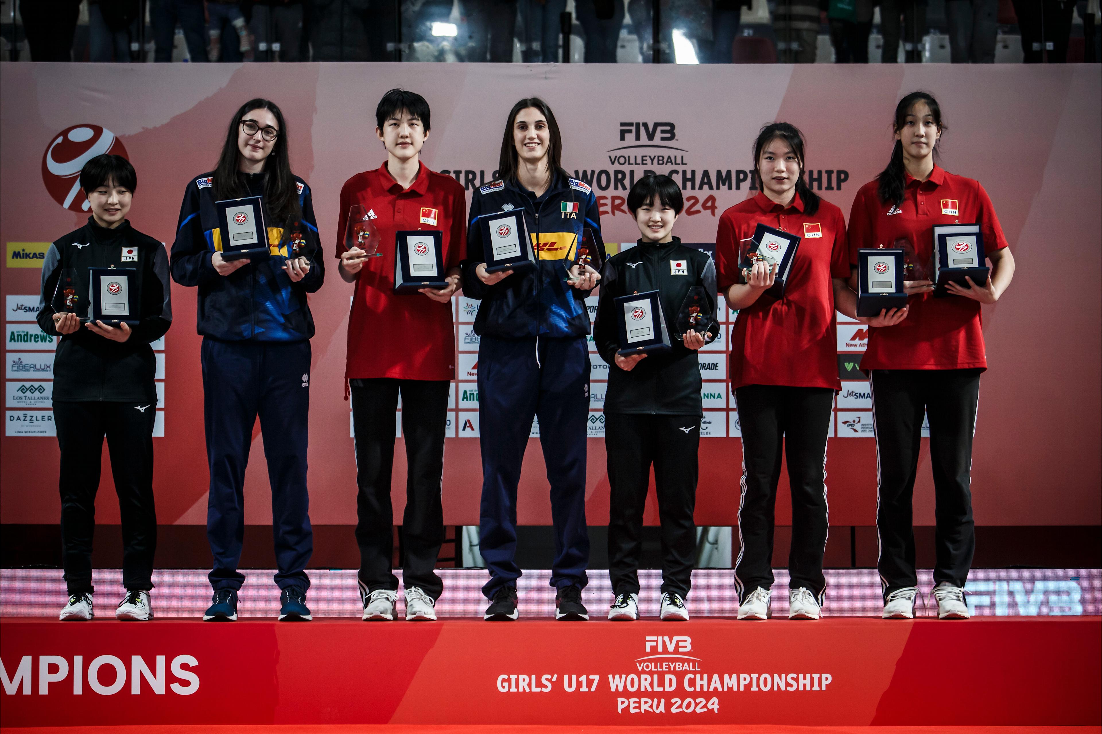 美国排球队靠实力夺得女子团体赛金牌