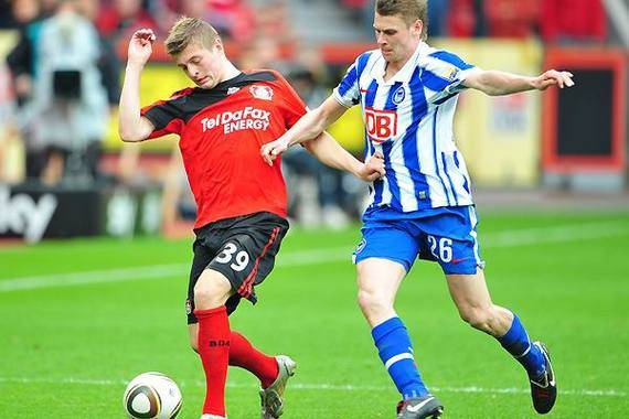 沙尔克04客场战胜对手稳占领先