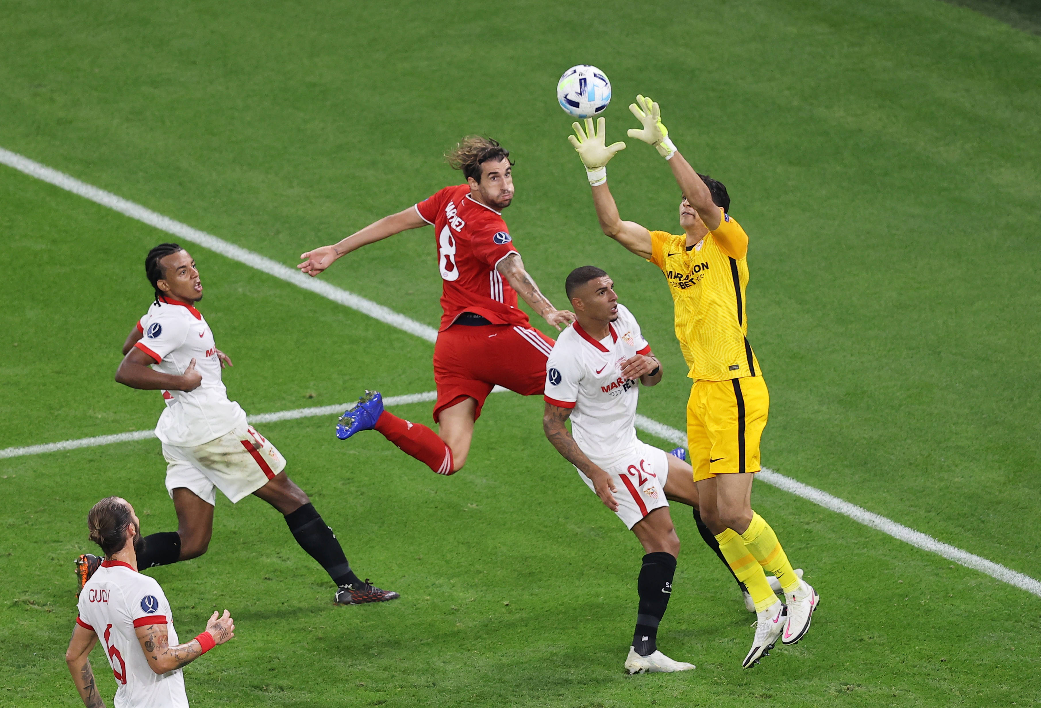 沙尔克04客场战胜对手稳占领先