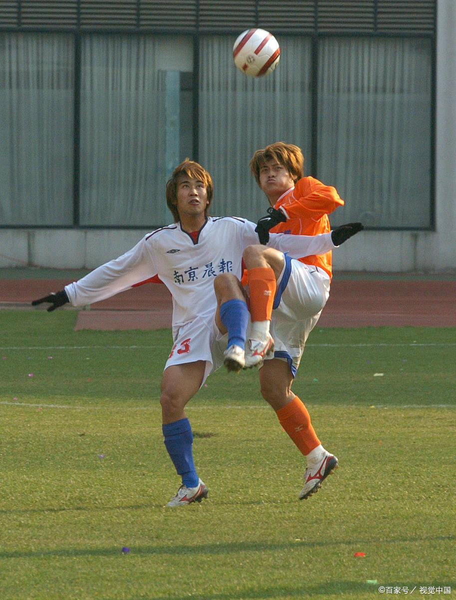 日本足球甲级别联赛球员向比赛展示实力