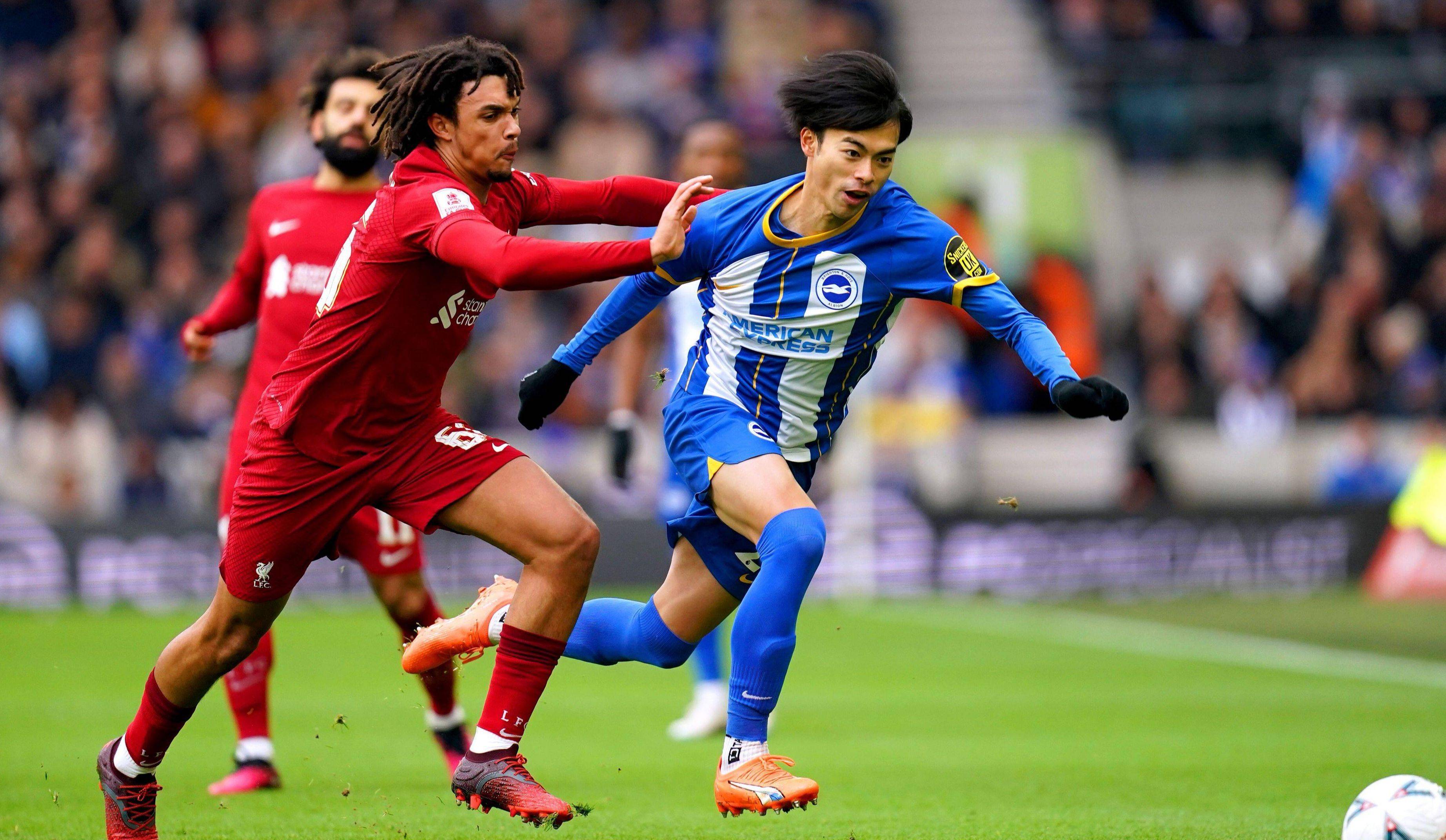 日本足球甲级别联赛球员向比赛展示实力