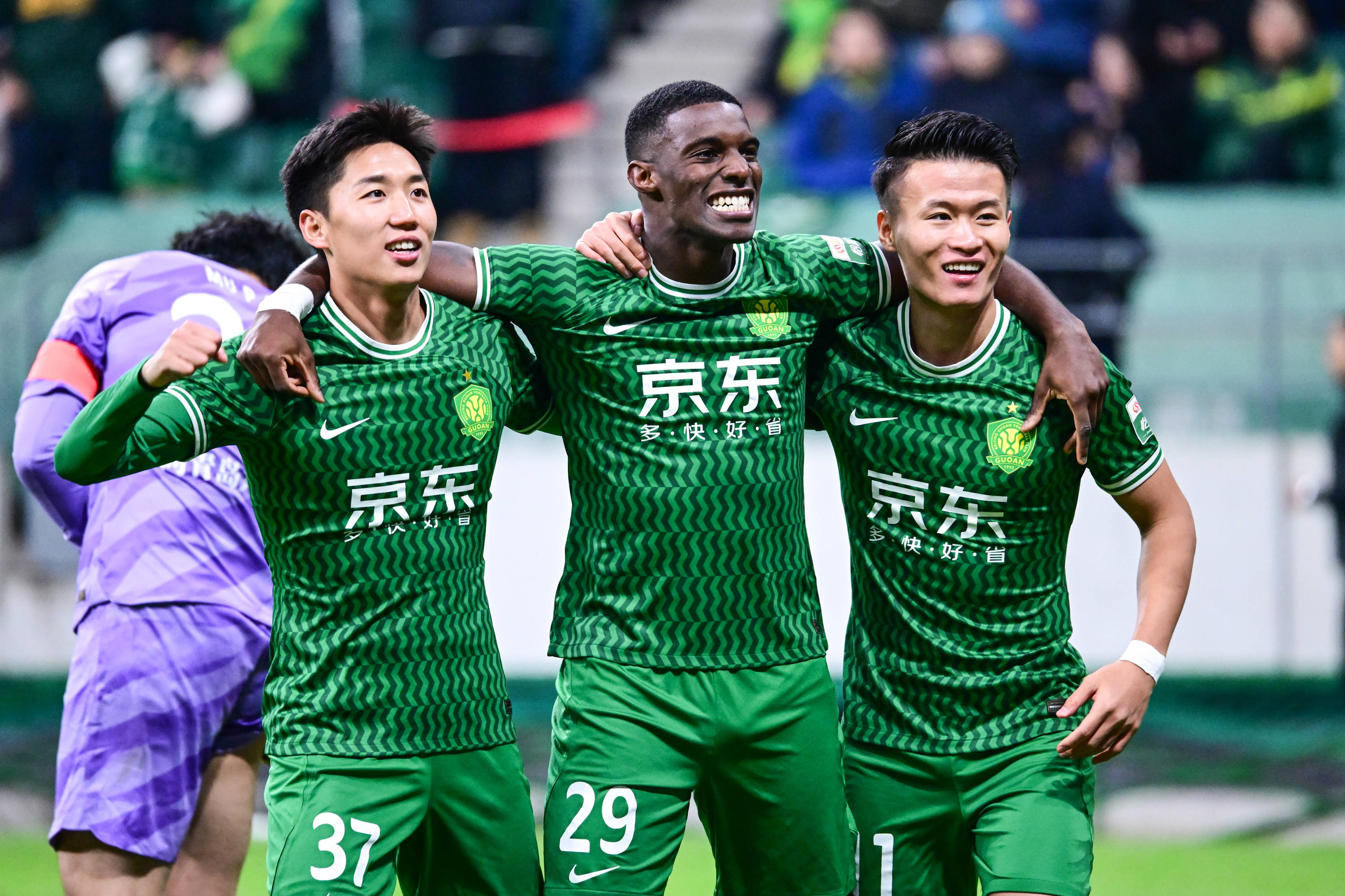 球队备战中超关键战，提前部署战术和人员