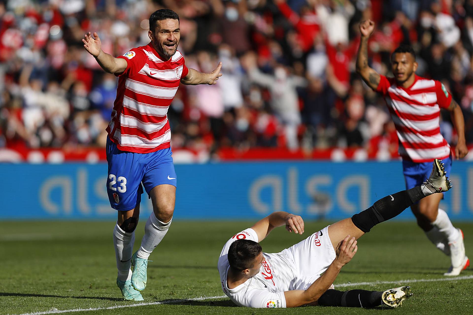 格拉纳达主场大胜对手,保持连胜状态 格拉纳达主场大胜对手,保持连胜状态