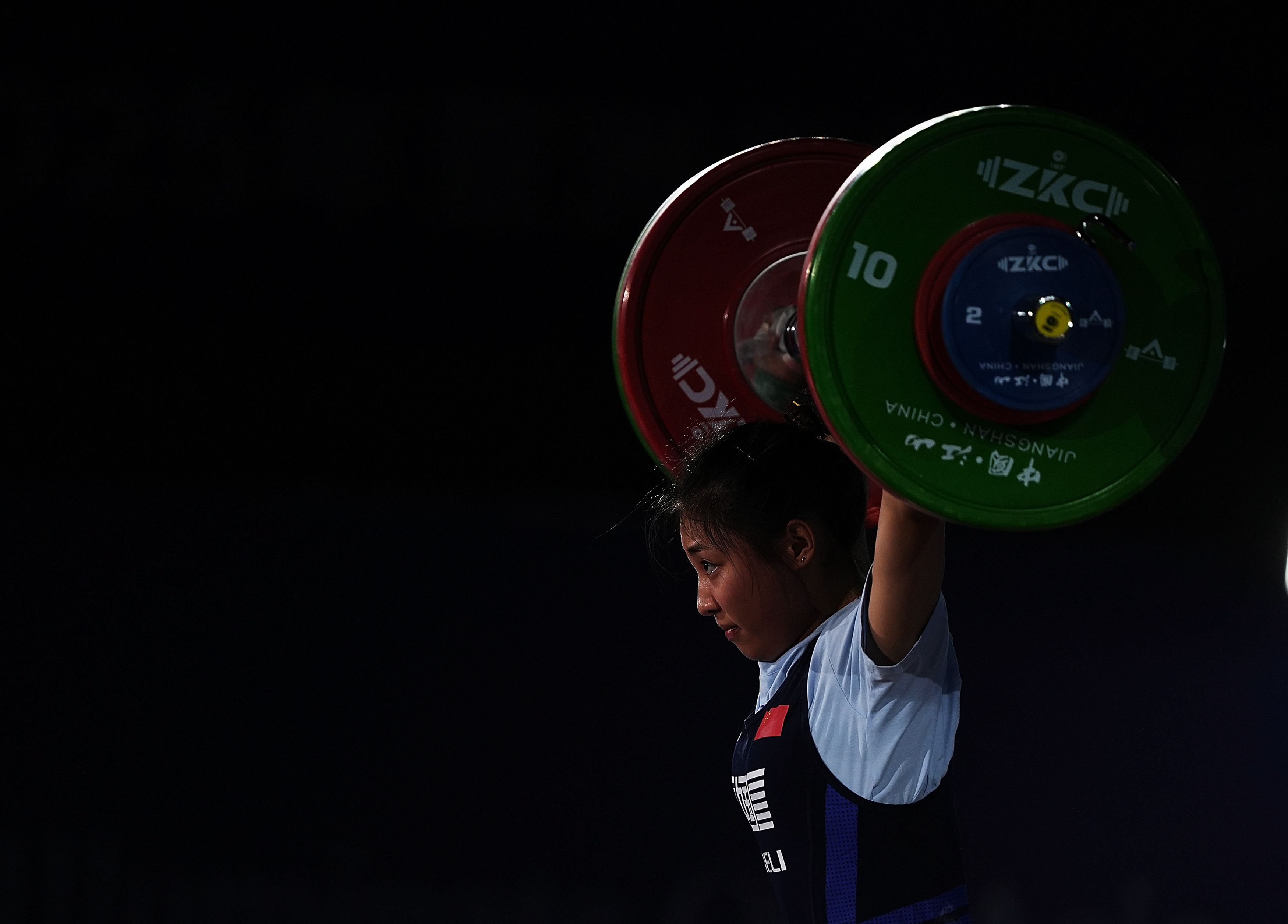 亚洲运动员在举重项目中创造佳绩