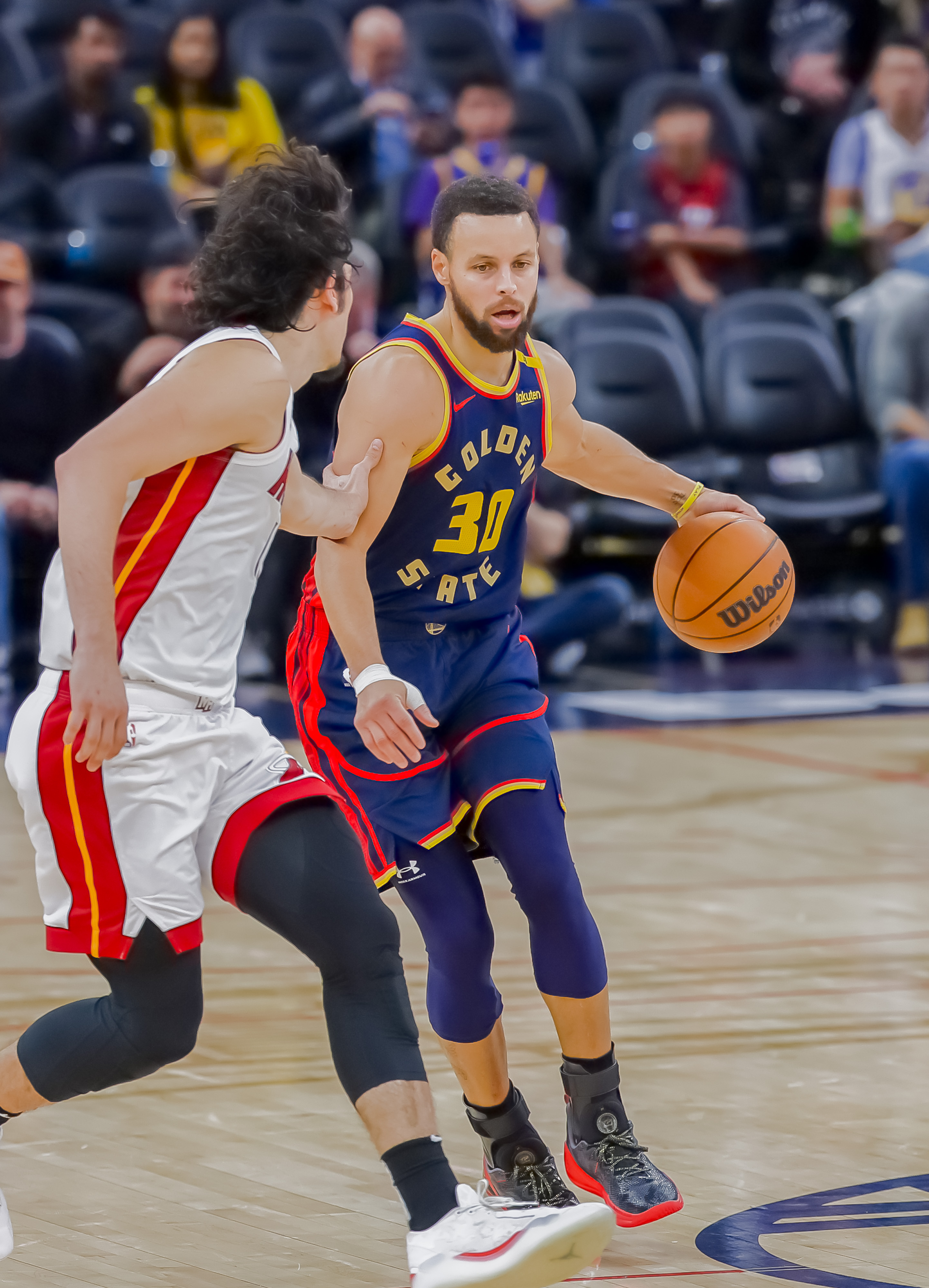 骑士队前锋在比赛中拼尽全力