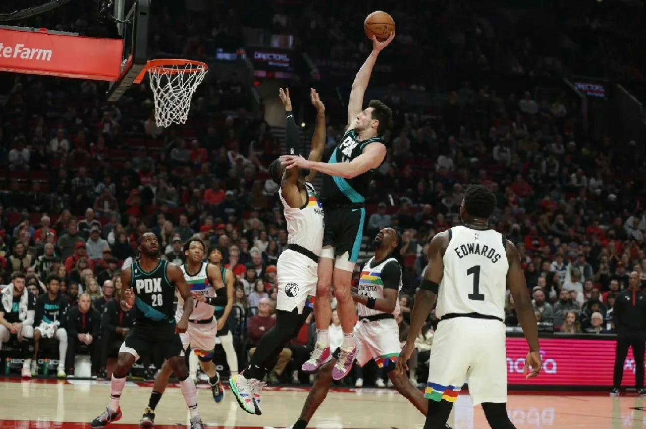 包含开拓者战胜独行侠，利拉德和麦科勒姆双双进账超20分的词条