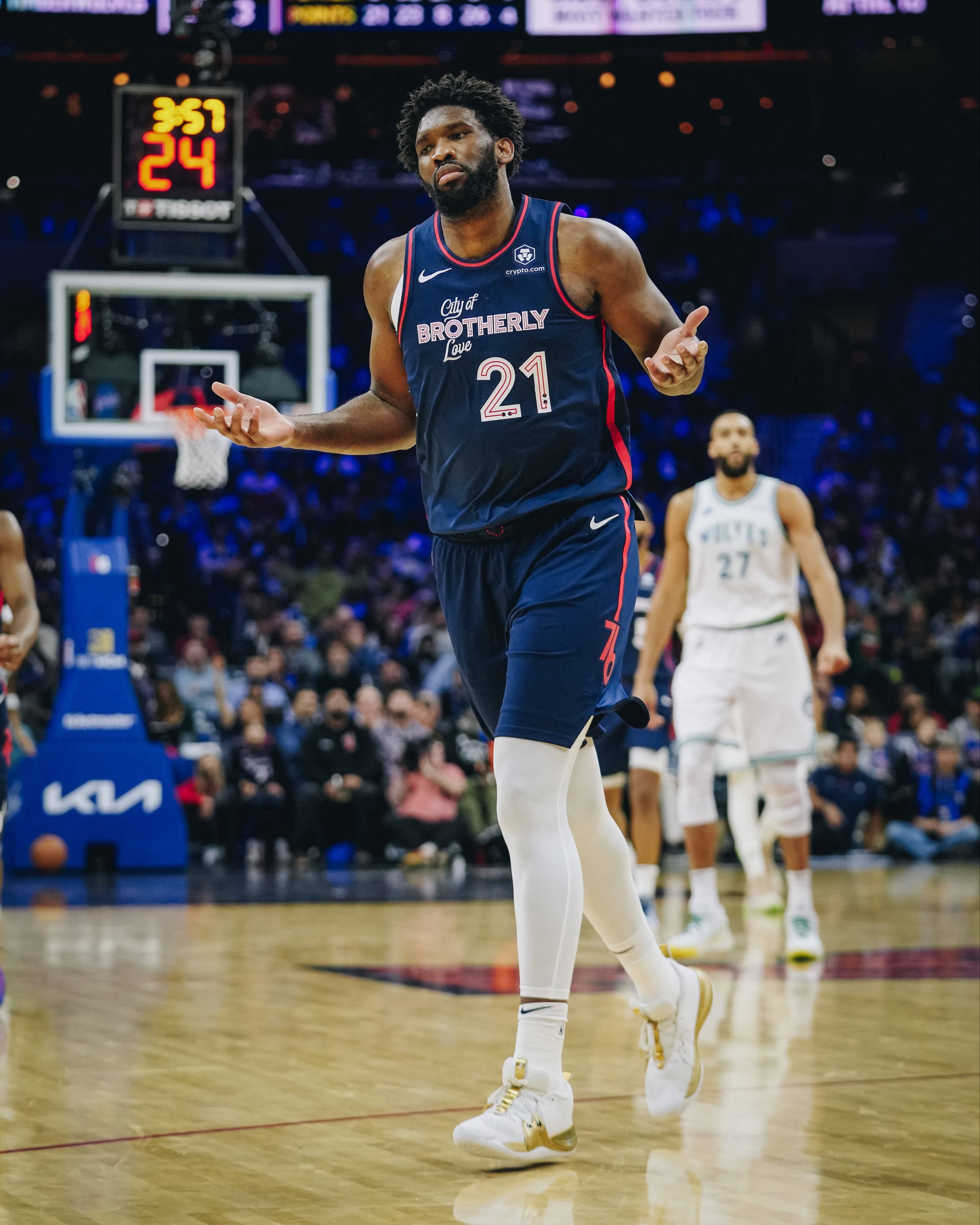 关于湖人险胜76人，詹姆斯一人压哨绝杀！恩比德疲态尽显？的信息