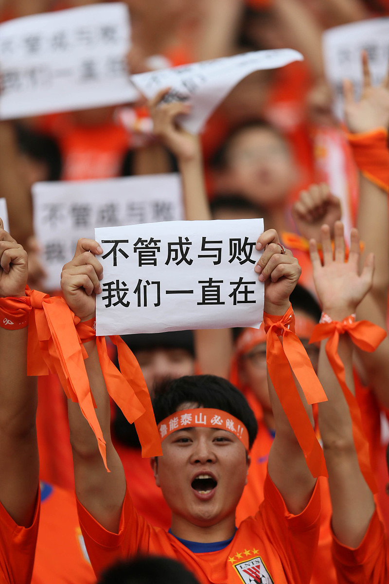 激烈的角逐中展现球队的团结与拼搏精神