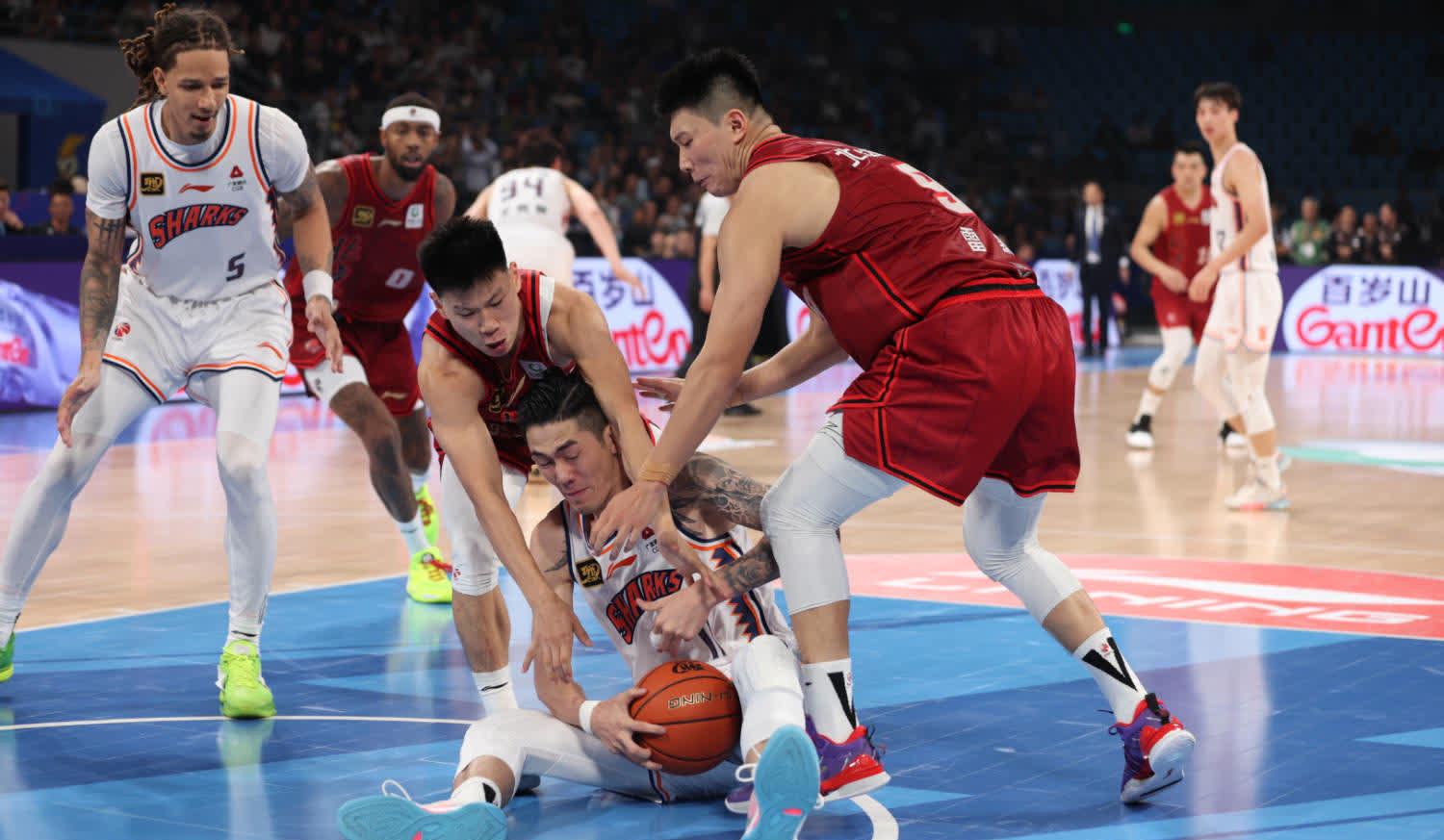 精彩对攻,球队最终战胜对手 精彩对攻,球队最终战胜对手